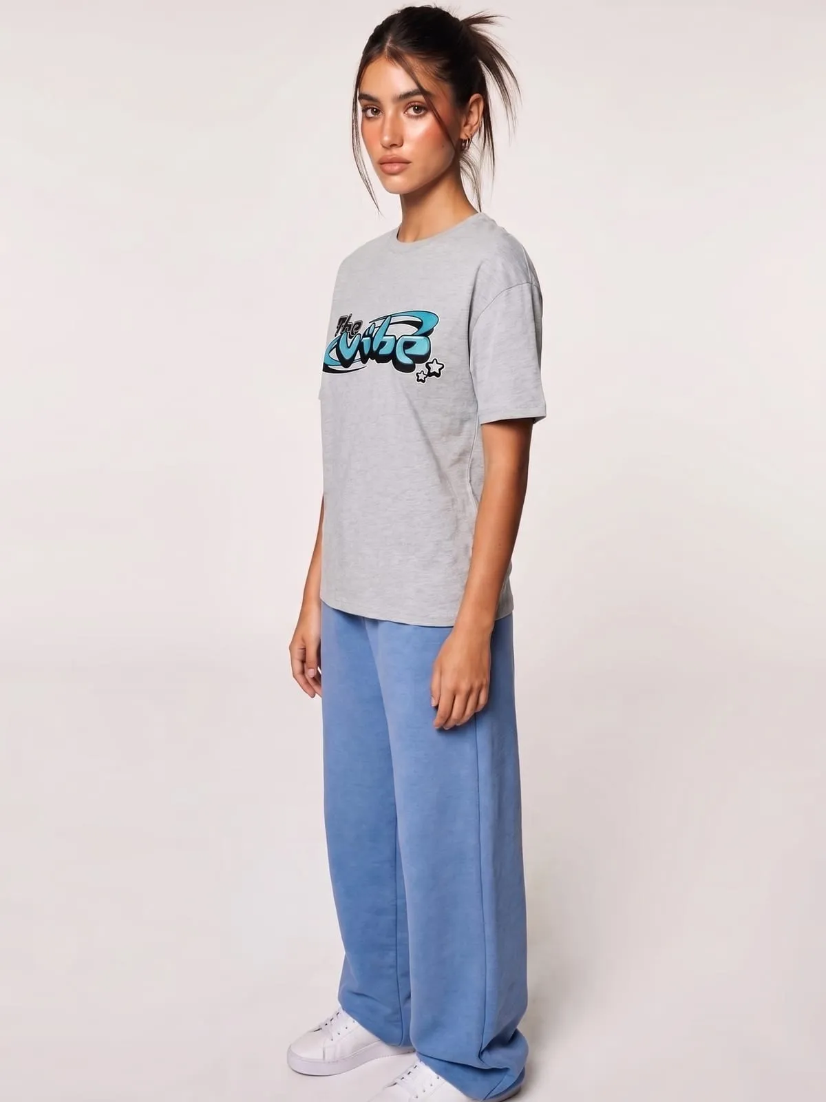 Modelo con la camiseta gris jaspeada de The Vibe, de tres cuartos