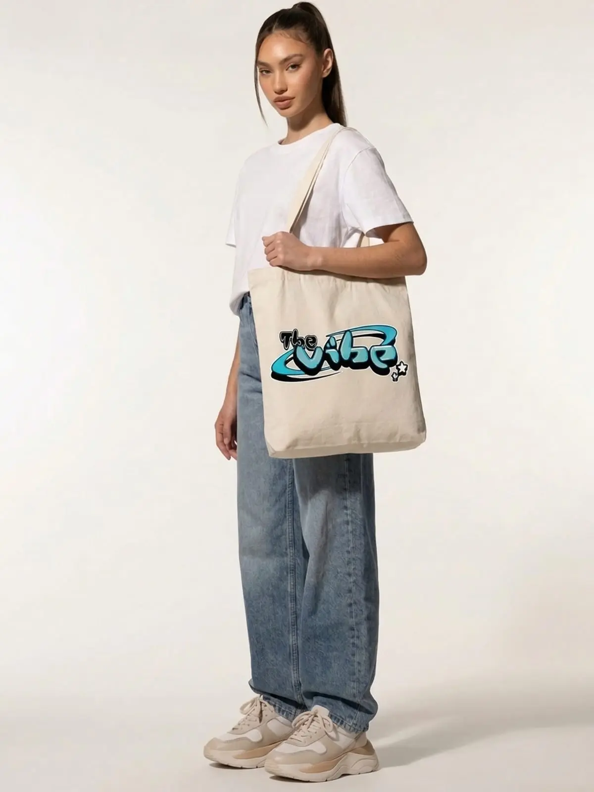 Chica con la bolsa de lona de The Vibe al hombro