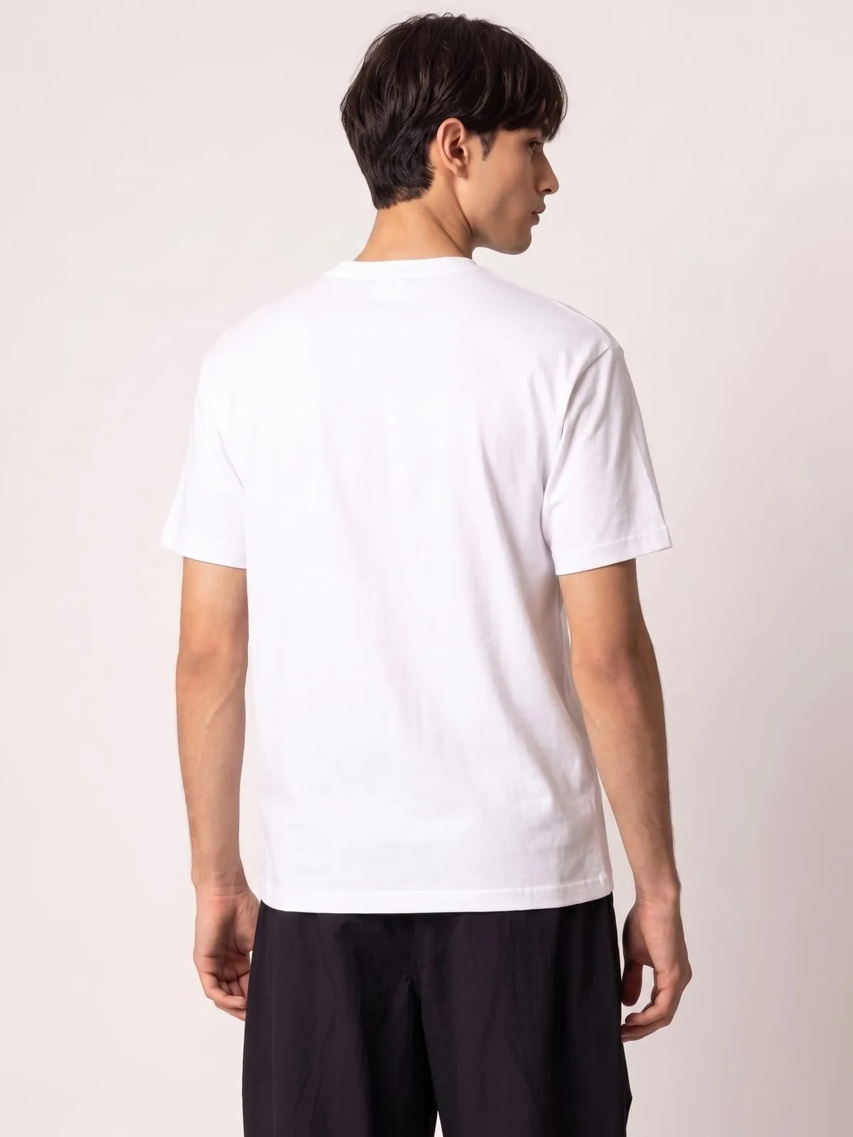 Modelo con la camiseta blanca de The Vibe, de espaldas