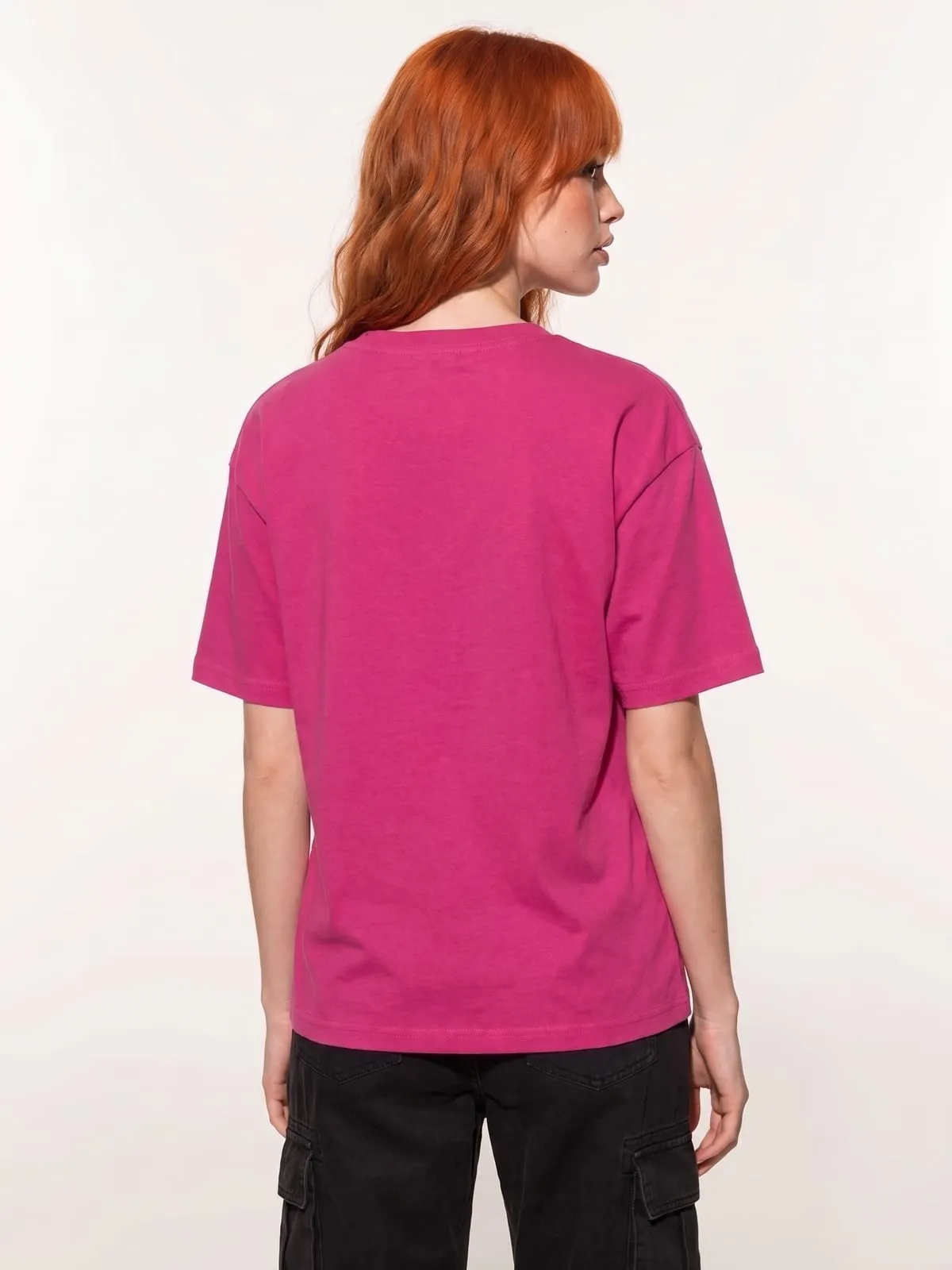 Modelo con la camiseta fucsia de The Vibe, de espaldas