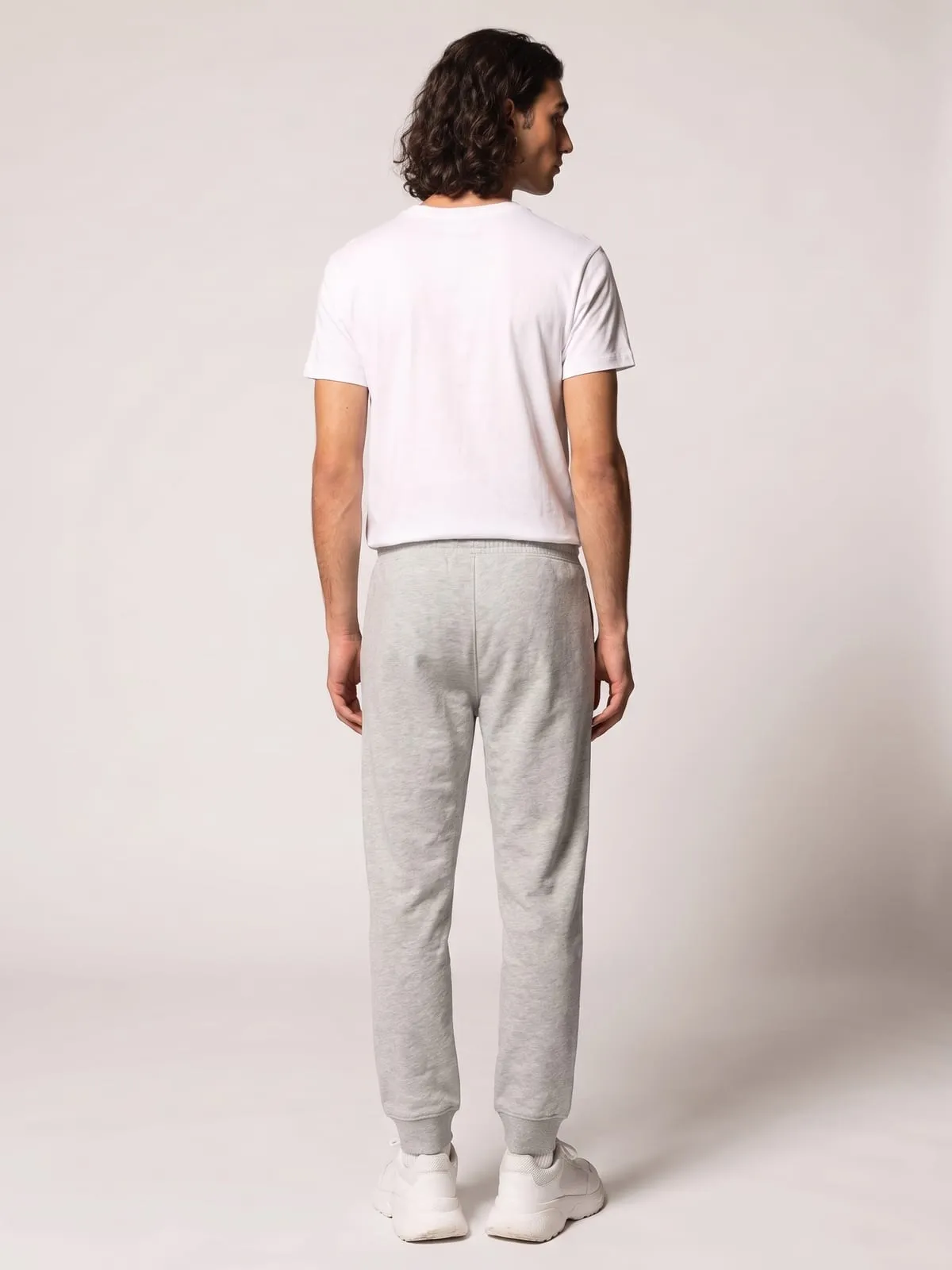 Modelo con el pantalón jogger gris de The Vibe, de espaldas