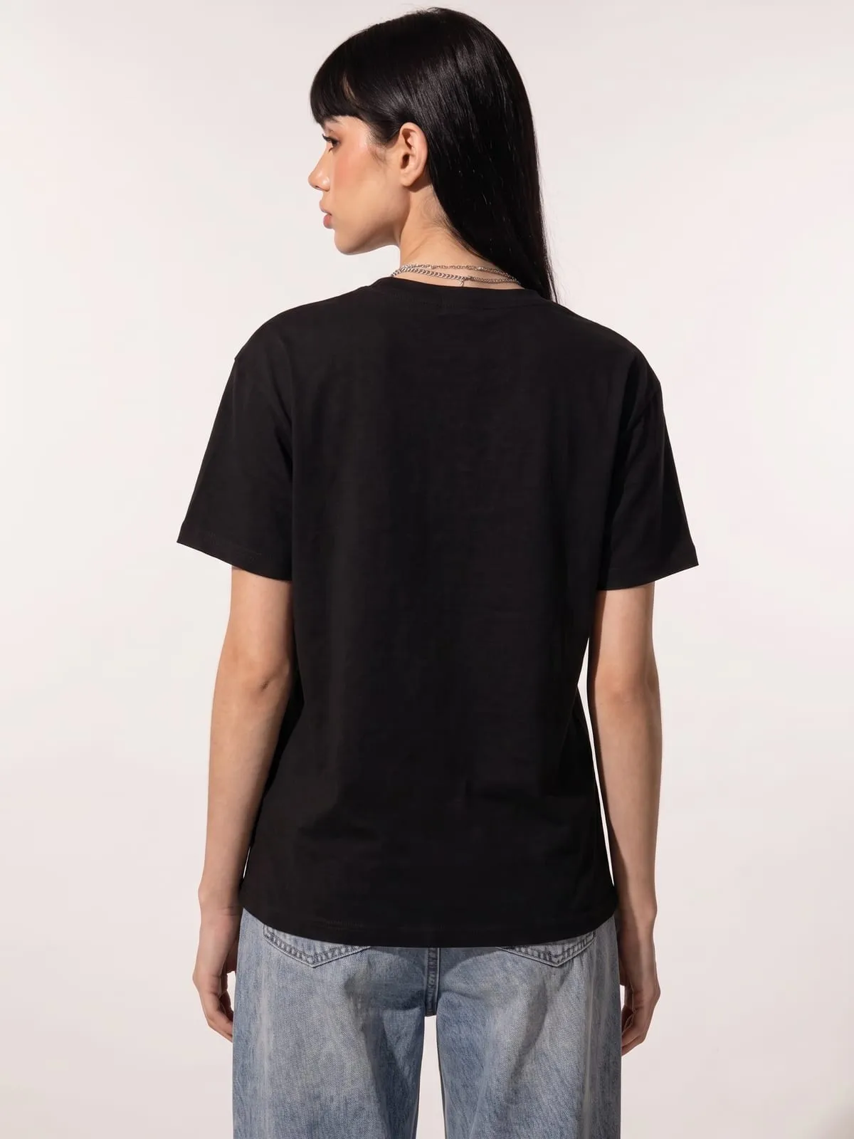Modelo con la camiseta negra de The Vibe, de espaldas