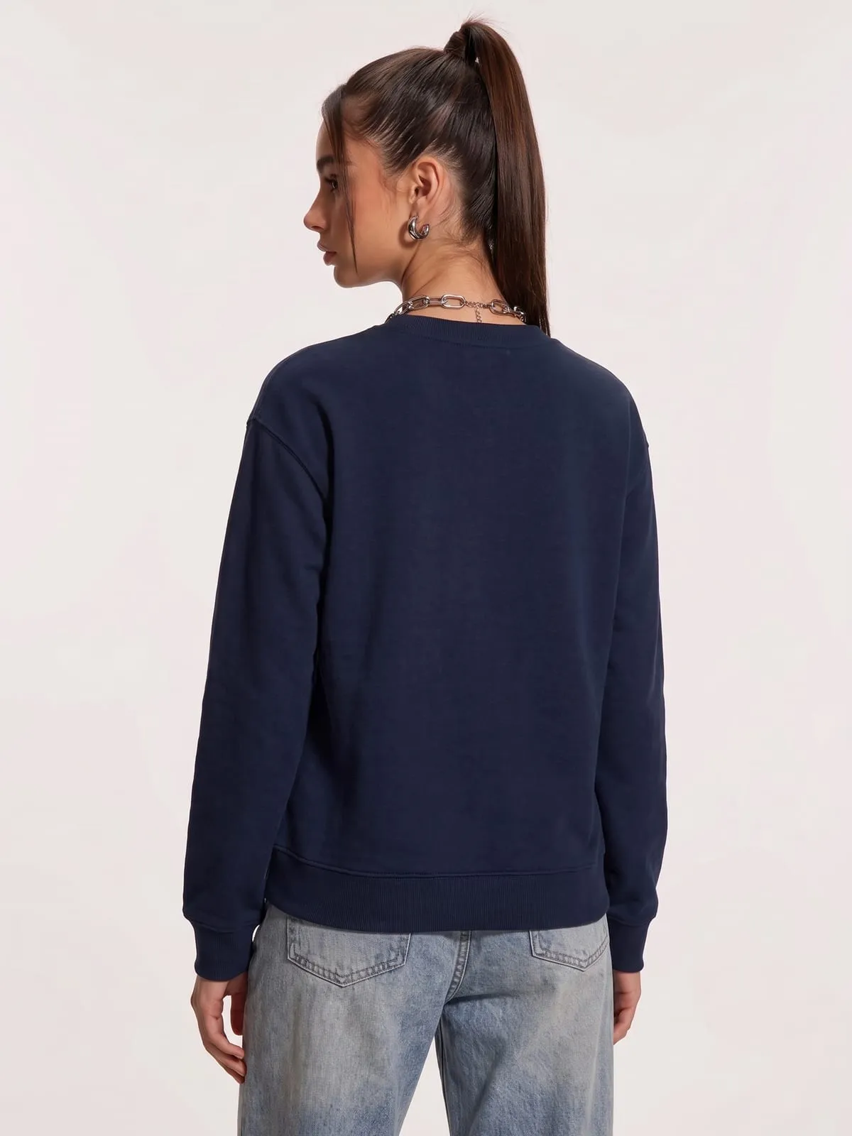 Modelo con la sudadera azul marino de The Vibe, de espaldas